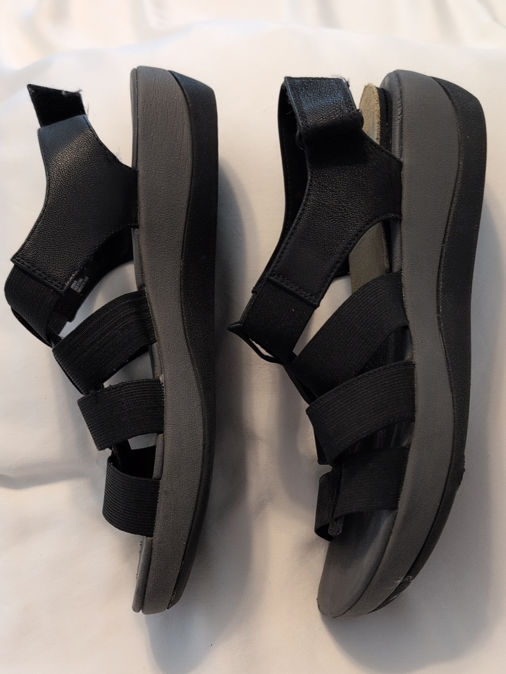 3 pair - 1 Clarks Beige Woven Crisscross Slide Sandals & 2 Black Casual Sandals - Picture 6 of 7